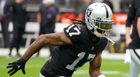 Raiders wide receiver Davante Adams leaves practice with apparent leg injury